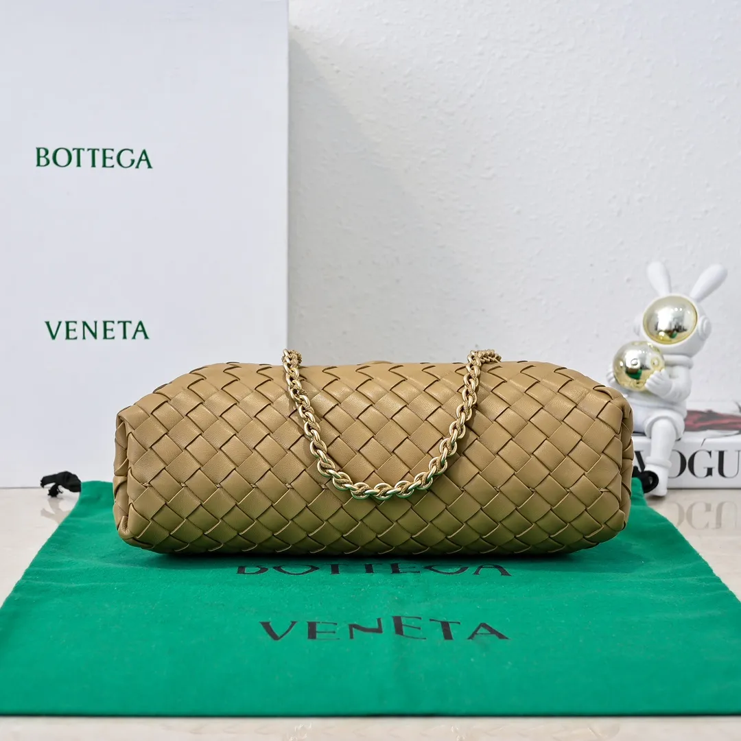 Batch 2260 Bitters Venetia 2024 summer series brings Lauren 1980 handbags back to the public eye. The design of the bag is inspired by ancient Roman architecture. It uses the brand's iconic Intrecciato lambskin woven bag body with a hard frame. No logo can be seen on the whole bag. It is equipped with a leather woven metal chain. When using it as a clutch, just put the chain directly in the bag ~ showing an elegant and timeless style. Decades later, when Lauren Hutton once again walked on the Bottega Venetia spring and summer show with this bag, the charm of the year still remains intact despite the passage of time. Size: 31.5*16.5*11 Style No.: 5807